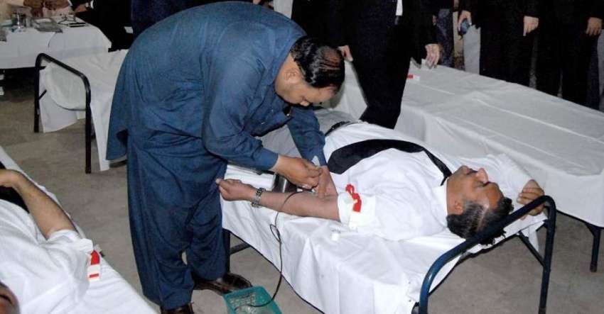 راولپنڈی: بار میں وکلاء کی طرف سے لگائے جانیوالے عطیہ خون ..