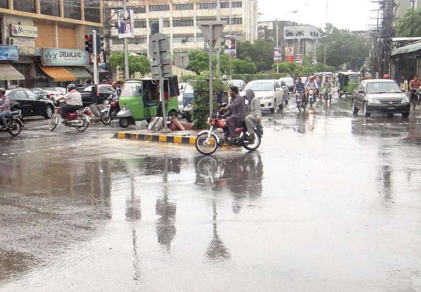لاہور: شملہ پہاڑی چوک میں بارش کے بعد ٹریفک رواں دواں ہے۔