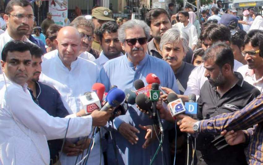 لاہور: تحریک انصاف کے مرکزی سیکرٹری اطلاعات شفقت محمود دیگر ..