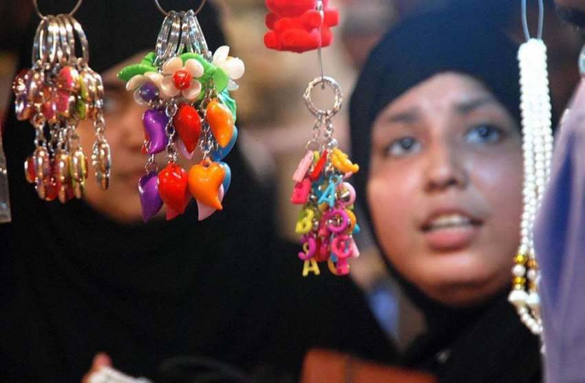 حیدر آباد: عید کی آمد کے موقع پر خواتین ایک سٹال سے جیولری ..