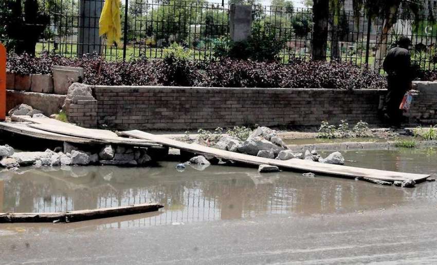 راولپنڈی: لیاقت باغ چوک میں سیوریج کا پانی روڈ پر کھڑا ہے ..