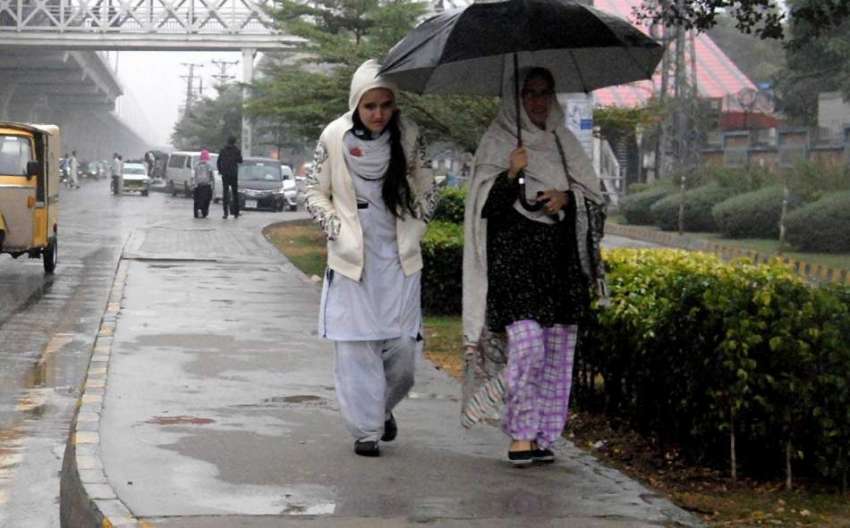 راولپنڈی: طالبات بارش سے بچنے کے لیے چھتری تانے رواں دواں ..