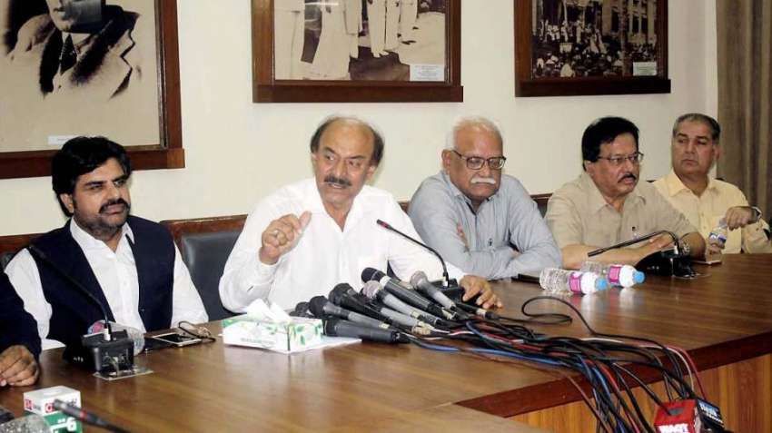 کراچی: سندھ اسمبلی میں پیپلز پارٹی کے رہنما نثار احمد کھوڑو ..