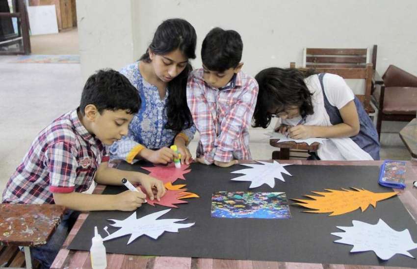 لاہور: چلڈرن کمپلیکس میں ٹیچر بچوں کو ڈرائنگ سکھا رہی ہے۔