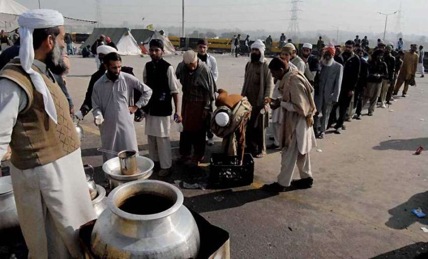 راولپنڈی: فیض آباد میں تحریک لبیک کے دھرنا شرکاء میں کھانا ..