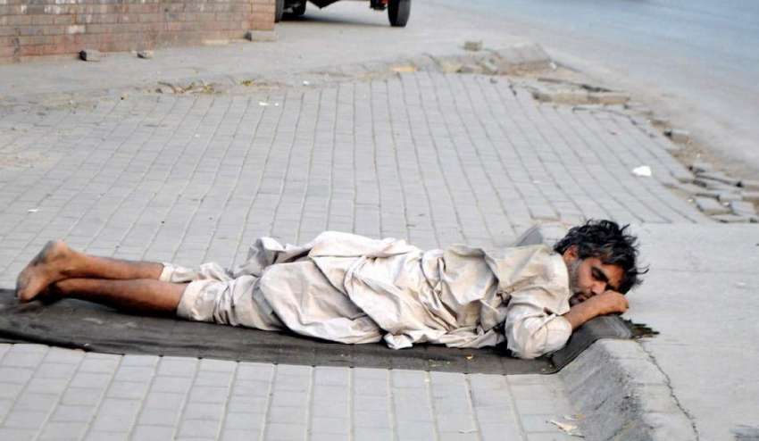 راولپنڈی: دنیا سے بے خبر ایک محنت کش فٹ پاتھ پر اپنی نیند ..