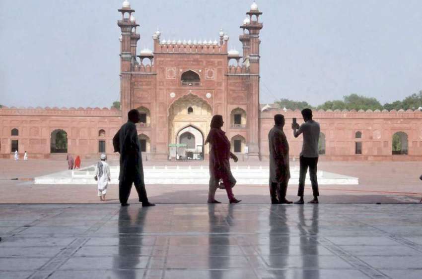 لاہور: بادشاہی مسجد میں نماز جمعہ کی ادائیگی کے لیے آیا نوجوان ..