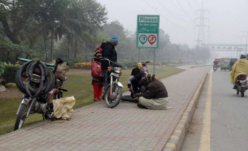 لاہور: ”موبائل سروس“ محنت کش فیروز پور روڈ پر موٹر سائیکل ..