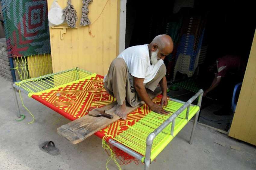 راولپنڈی: ایک معمر کاریگر چارپائی کی بنائی میں مصروف ہے۔