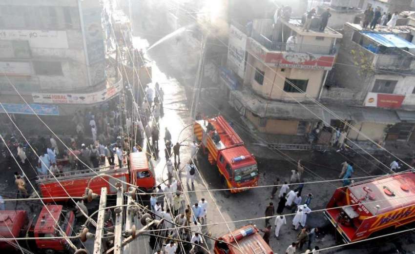 راولپنڈی: ریسکیو1122کا عملہ کالج روڈ پر لگنے والی آگ بجھانے ..