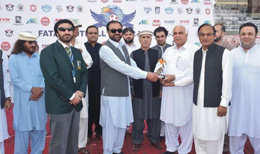 پشاور: فاٹا فٹبال سپرلیگ ٹورنامنٹ افتتاح کے موقع پر مہمان ..