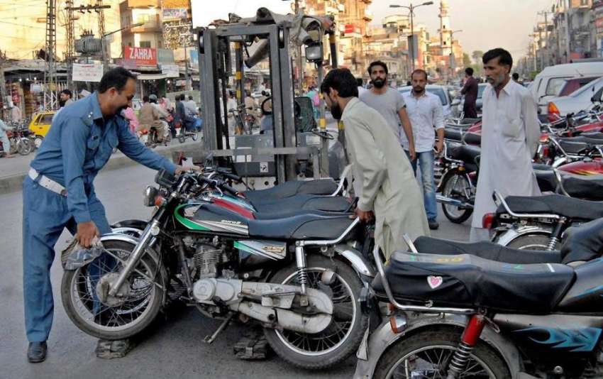 راولپنڈی: راجہ بازار سے نو پارکنگ پرکھڑے موٹر سائیکل ٹریفک ..