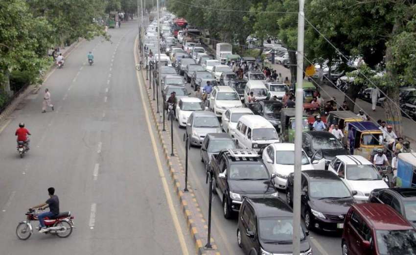 لاہور: یونائیٹڈ ٹیچرز کونسل کے احتجاج کے باعث مال روڈ پر ..