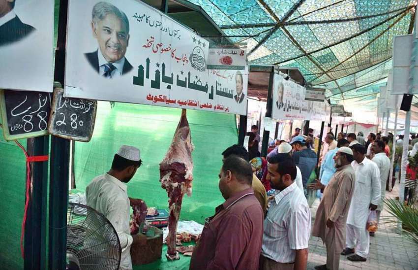 سیالکوٹ: شہری سستے رمضان بازار میں لگے کوشت کے سٹال سے خریداری ..