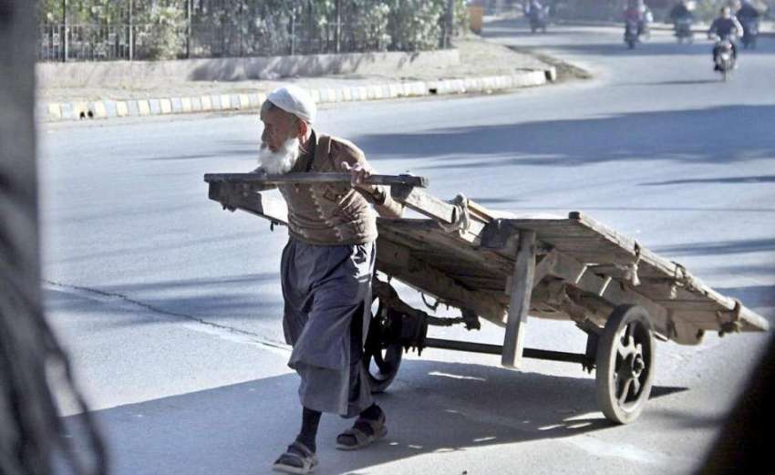 لاہور: ایک بزرگ محنت کش ہتھ ریڑھی کھینچ کر لیجا رہا ہے۔