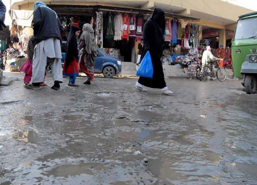 راولپنڈی: ڈھوک حسو چوک میں سیوریج کے گندے پانی سے شہری گزر ..