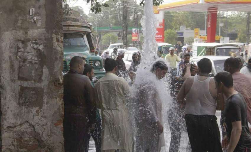 لاہور: شہری گرمی کی شدت کم کرنے کے لیے شملہ پہاڑی چوک میں ..