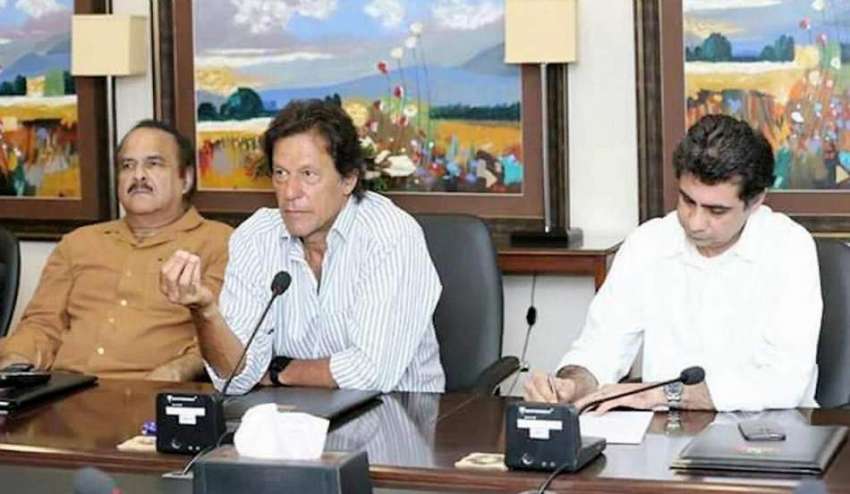 اسلام آباد: تحریک انصاف کے سربراہ عمران خان بنی گالہ میں ..