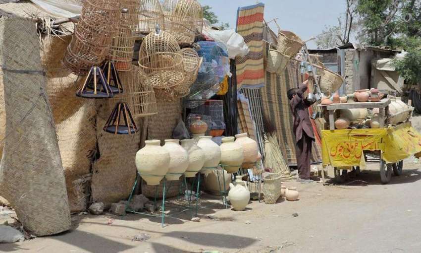 کوئٹہ: منی مارکیٹ میں ایک دکاندار نے پانی کے مٹکے فروخت کے ..