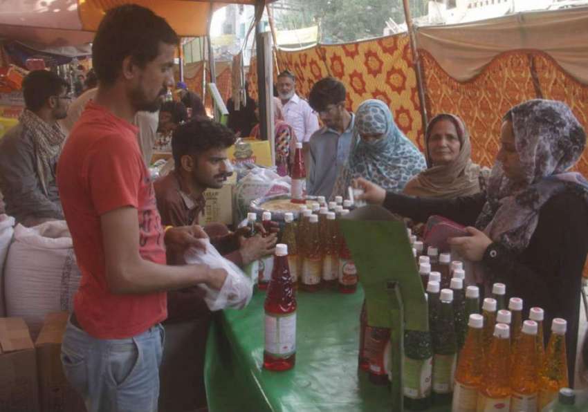 لاہور: خواتین سستے رمضان بازار سے خریداری کر رہی ہیں۔