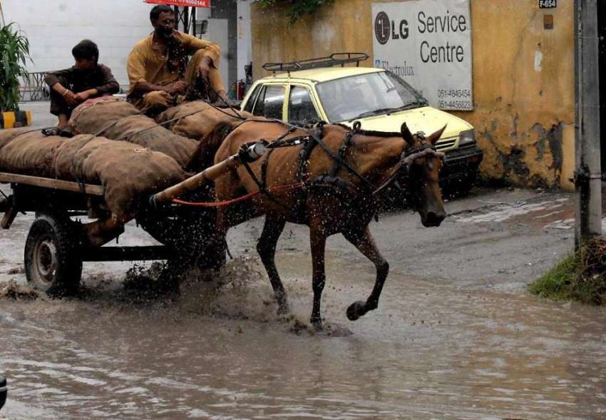 راولپنڈی: موسلا دھار بارش کے بعد کٹاریاں روڈ پر جمع پانی ..