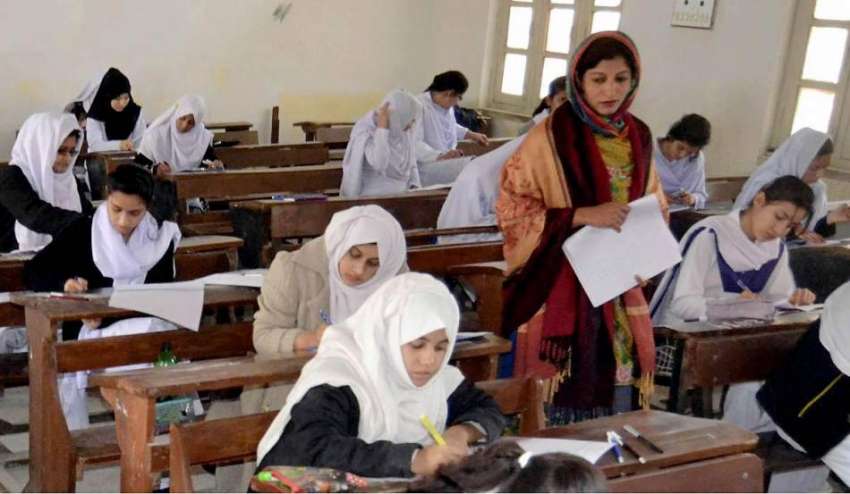 حیدر آباد: شاہ لطیف گرلز کالج کے امتحانی سینٹر میں طالبات ..