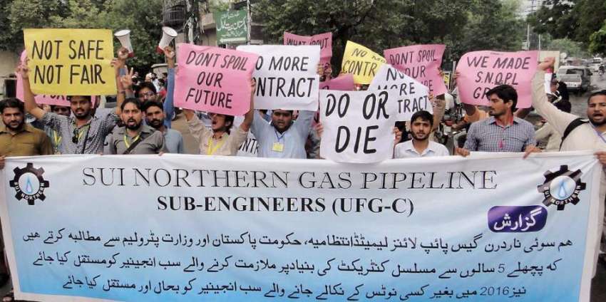 لاہور: سوئی ناردرن گیس کمپنی کے ملازمین اپنے مطالبات کے ..