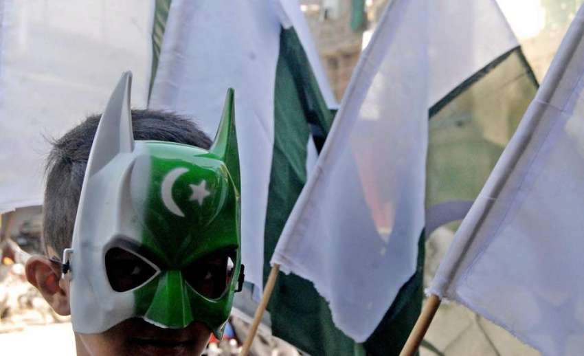 راولپنڈی: 14اگست کے حوالے سے بچے پاکستان پرچم خرید رہے ہیں۔