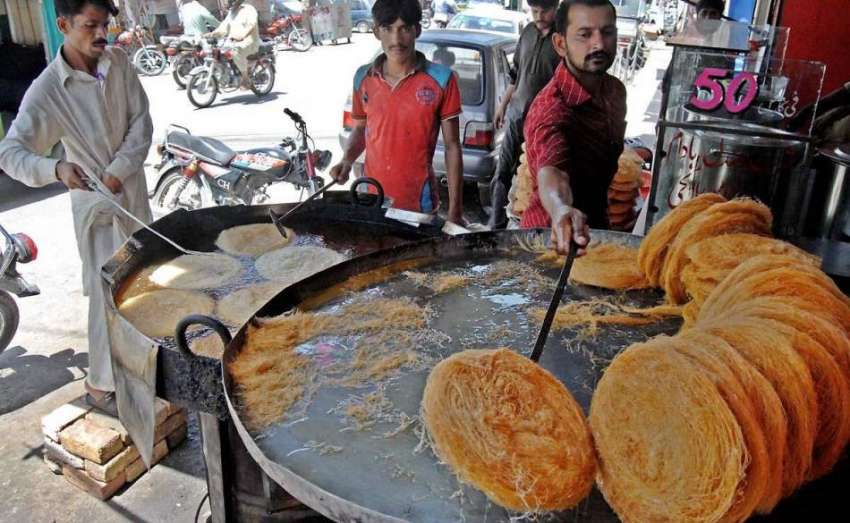 راولپنڈی: رمضان المبارک کی تیاریوں میں مصروف کاریگر پھنیاں ..