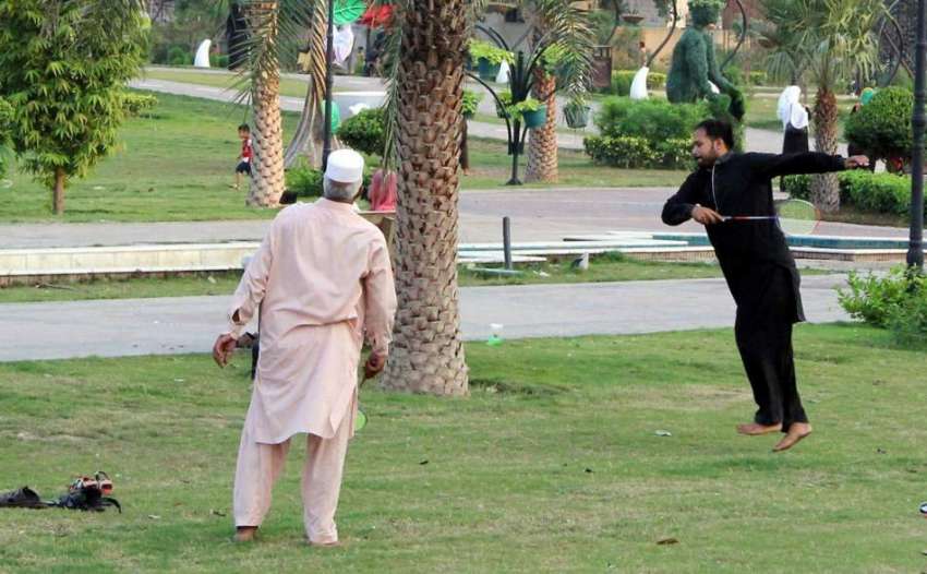 لاہور: گریٹر اقبال پارک میں شہری بیڈ منٹن کھیل رہے ہیں۔