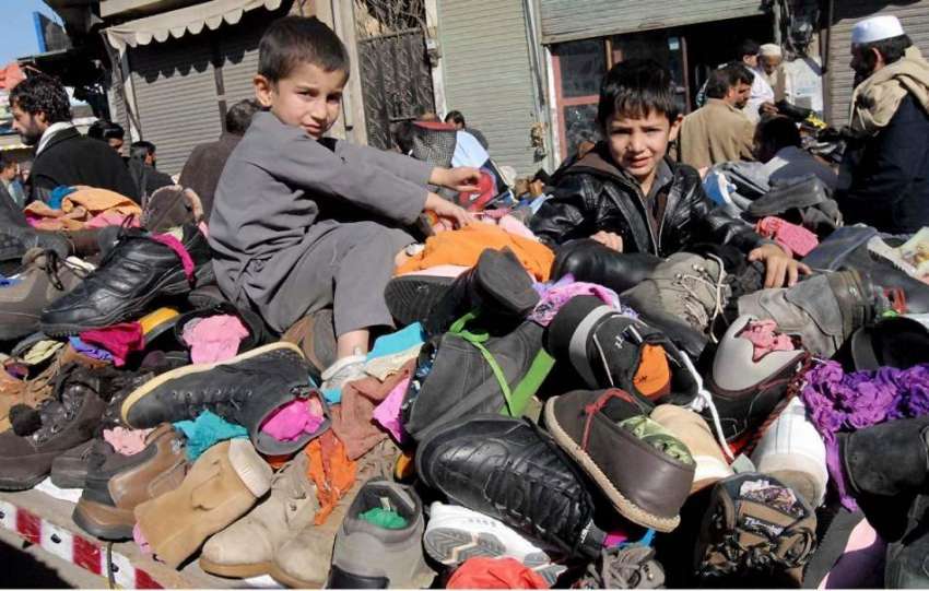 راولپنڈی: کمسن بچے لنڈا بازار میں سٹال لگائے گاہکوں کا انتظار ..
