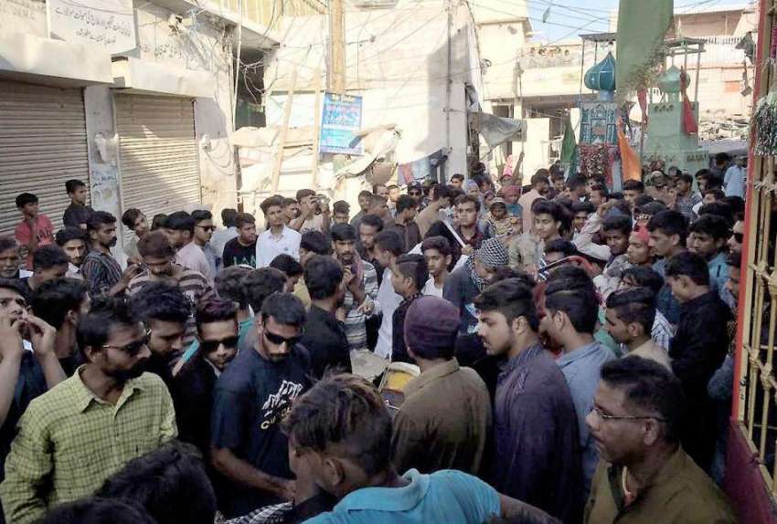 کراچی: کراچی کے علاقے لائنز ایریا سے تعزیوں کا جلوس گزر رہا ..