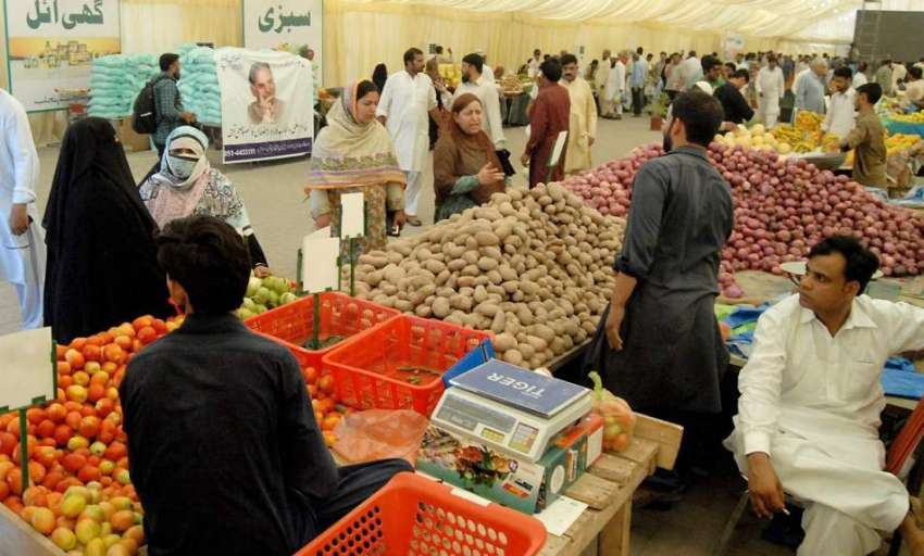 راولپنڈی: شمس آباد سستا رمضان بازار میں لوگ خریداری کر رہے ..