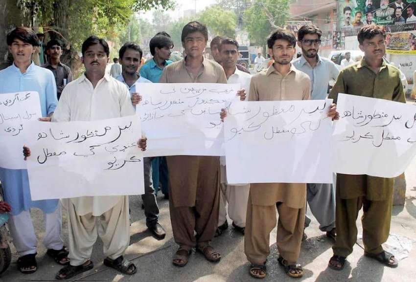 حیدر آباد: ٹاور مارکیٹ کے رہائشی اپنے مطالبات کے سلسلے میں ..