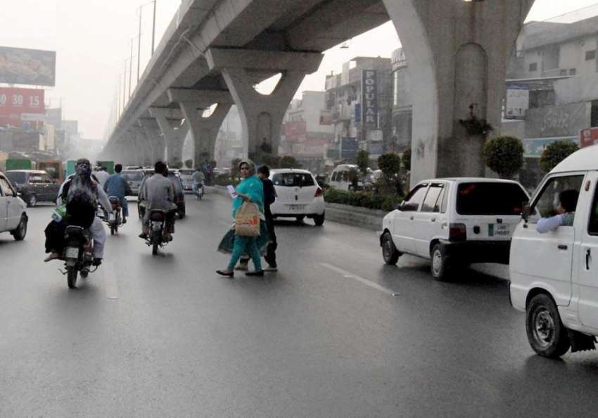 راولپنڈی: پیدل چلنے والوں کے لیے پل نہ ہو نے کے باعث خواتین ..