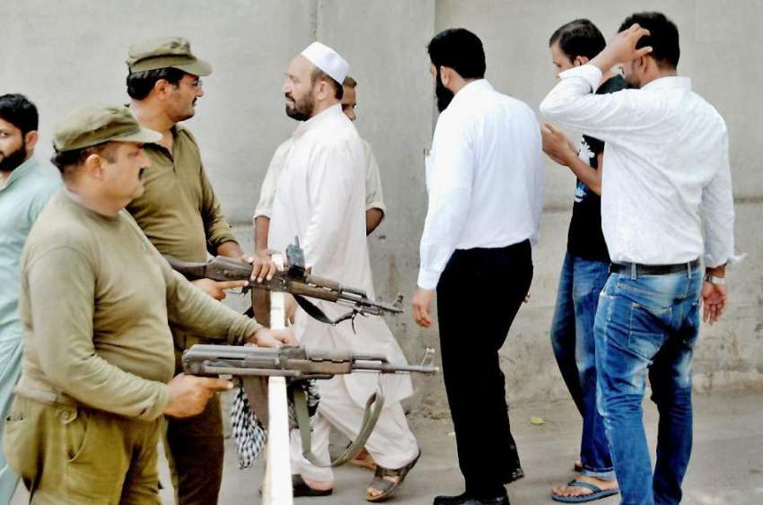 لاہور: مسجد شہداء میں نماز جمعہ کی ادائیگی کے موقع پرپولیس ..