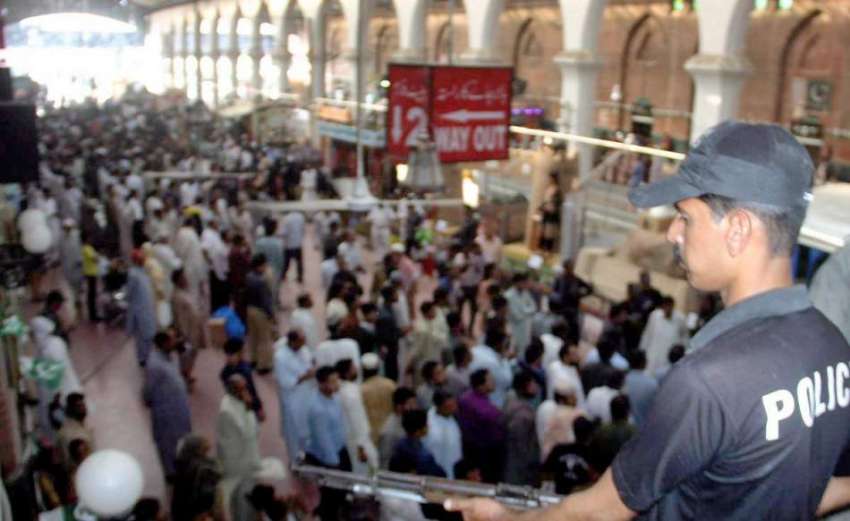 لاہور: آزادی ٹرین کو دیکھنے کے لیے شہریوں کی بڑی تعداد کی ..
