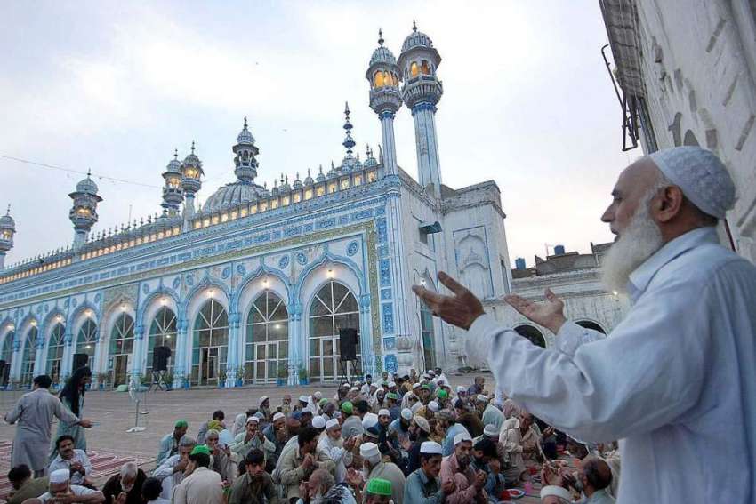 راولپنڈی: روزہ دار افطاری سے قبل دعا مانگ رہے ہیں۔