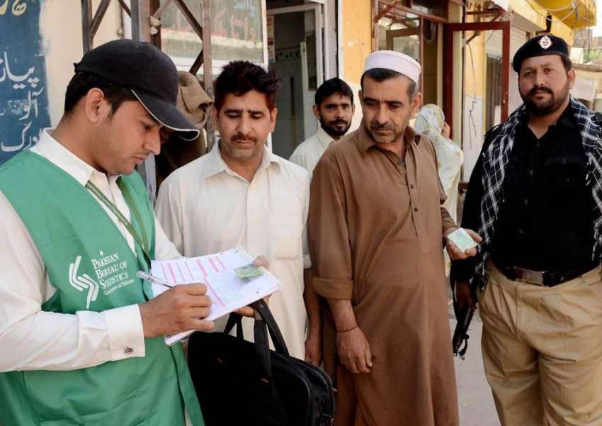 راولپنڈی: ایک شہری مردم شماری ٹیم کو اپنے کوائف فراہم کر ..