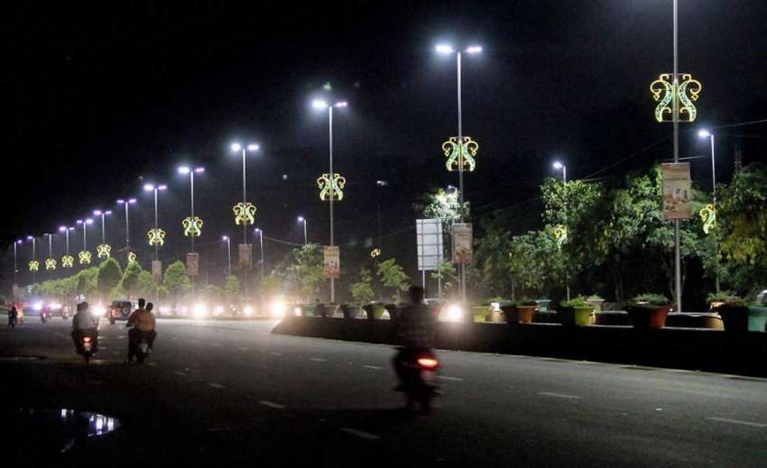 لاہور: جیل روڈ پر لگی لائٹیں رات کے وقت خوبصورت منظر پیش ..