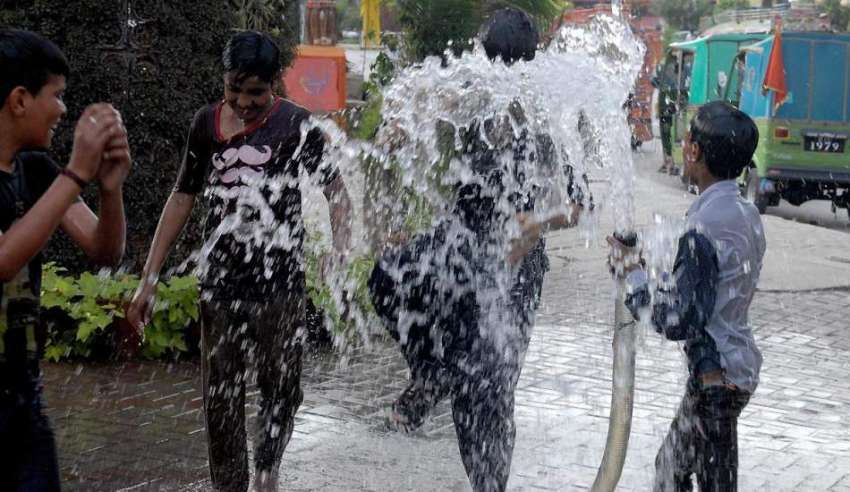 راولپنڈی: گرمی کی شدت کم کرنے کے لیے بچے لیاقت باغ میٹرو ..