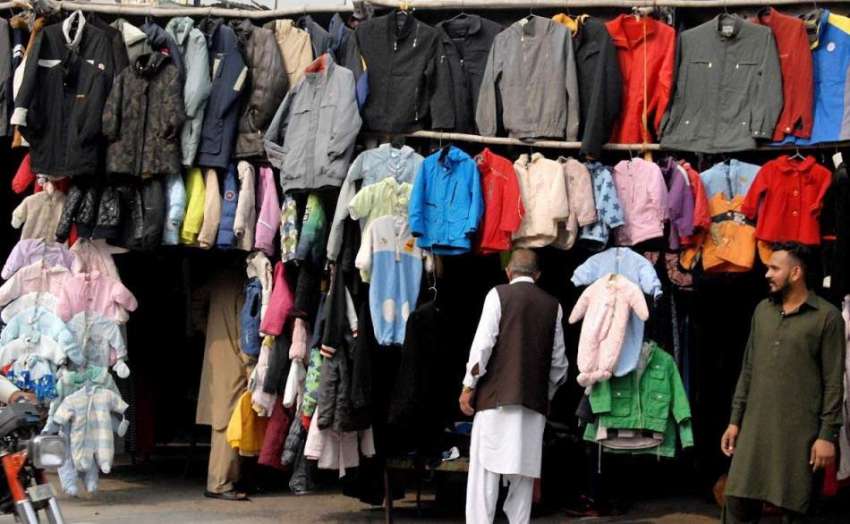 راولپنڈی: شہری جمعہ بازار سے گرم کپڑے خرید رہے ہیں۔