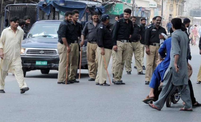 راولپنڈی: استقبالیہ کیمپ کے قریب پولیس اہلکار الرٹ کھڑے ..