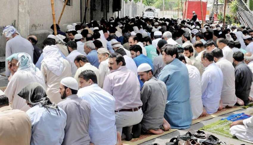 راولپنڈی: شہری رمضان المبارک کے تیسرے جمعہ کی نماز ادا کر ..