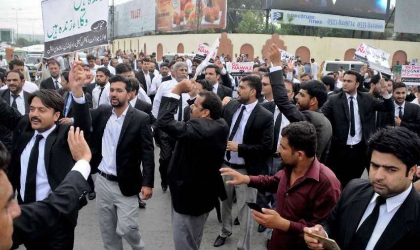 راولپنڈی: کچہری چوک میں وکلا کی ریلی میں وکلا نعرے بازی کر ..