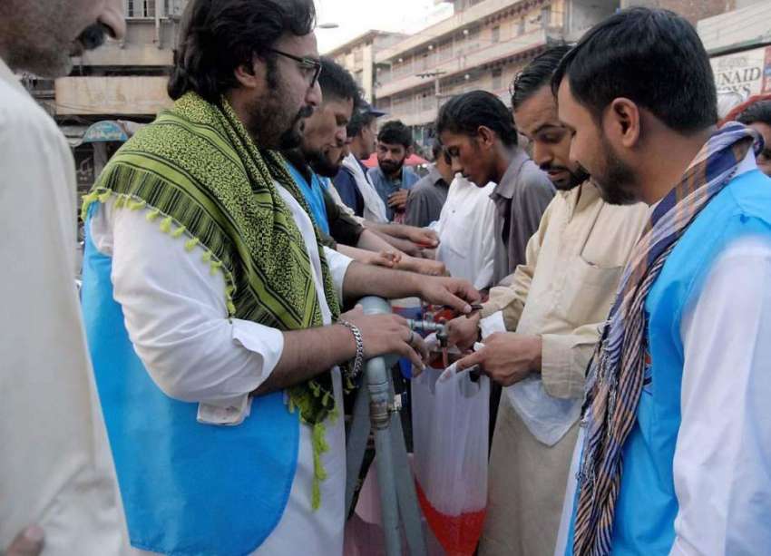راولپنڈی: راجہ بازار میں تاجروں کی طرف سے روزے داروں کو افتاری ..