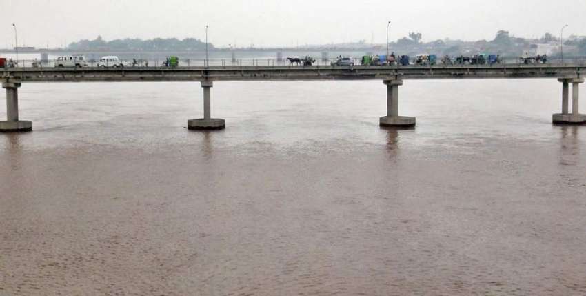 لاہور: ملک میں ہونے والی حالیہ بارشوں کے بعد دریائے راوی ..