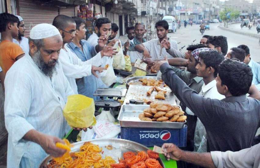 حیدر آباد: شہریوں کی بڑی تعداد افطاری کے لیے سموسے وغیرہ ..