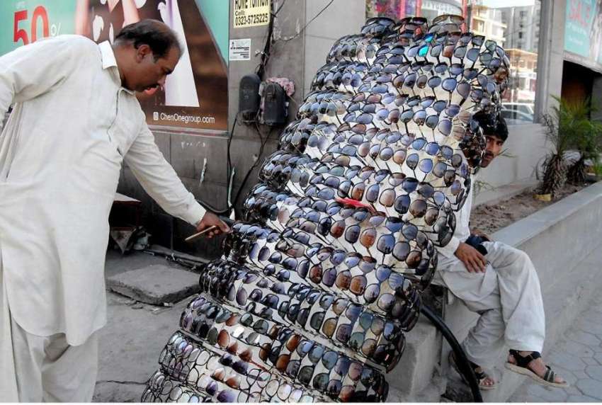 راولپنڈی: شہری شدید گرمی میں دھوپ سے بچنے کے لیے عینکیں پسند ..