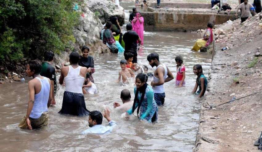 اسلام آباد: شادرہ میں آئے شہری گرمی کی شدت کم کرنے کے لیے ..